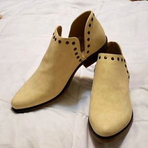 Women's low heel ankle boot.  Cream Size 11
